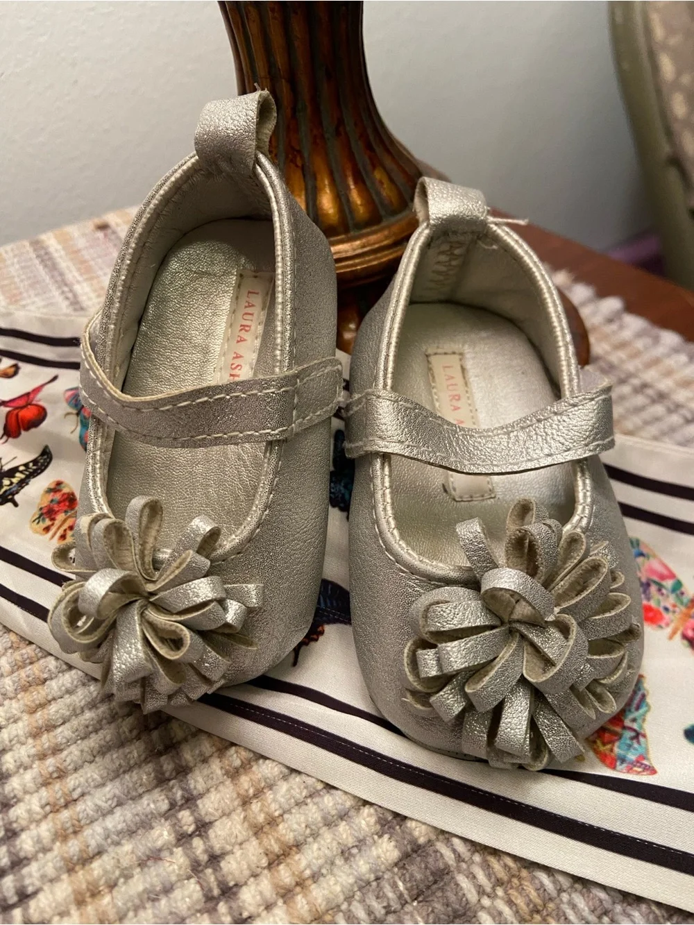 Laura Ashley~Mary Jane Crib Shoe with Bow~Silver~Size 0-3 Month~EUC